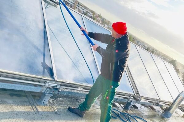 Solarpaneele Reinigung auf dem Dach